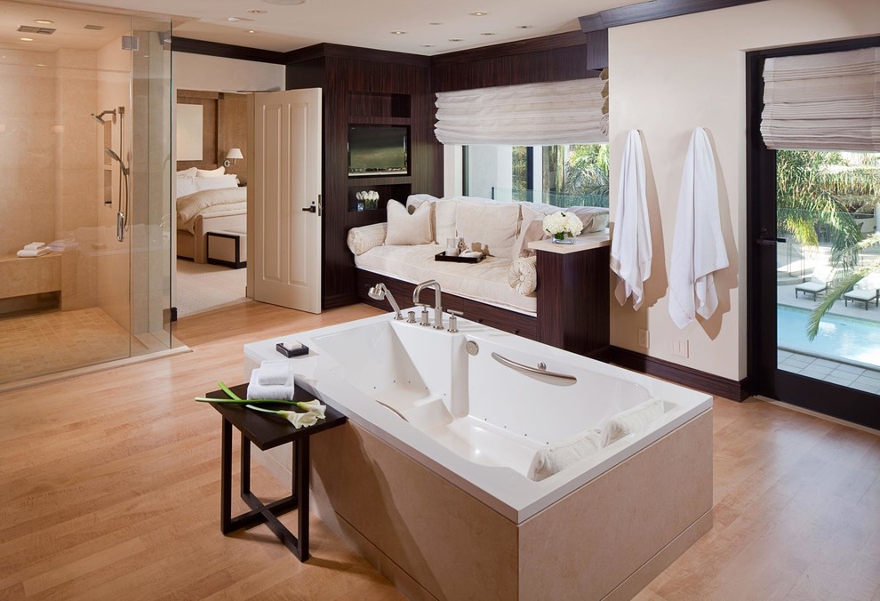 Immagine di un'ampia stanza da bagno padronale design con vasca freestanding, doccia alcova, pareti beige, parquet chiaro, pavimento beige e porta doccia a battente