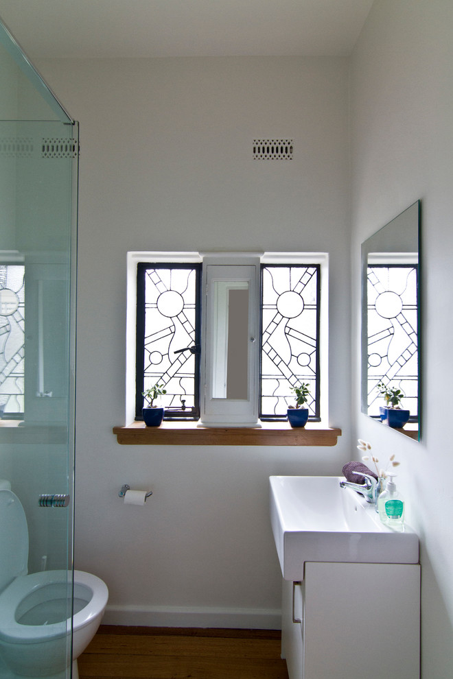 Стильный дизайн: маленькая ванная комната в стиле лофт с светлым паркетным полом для на участке и в саду - последний тренд