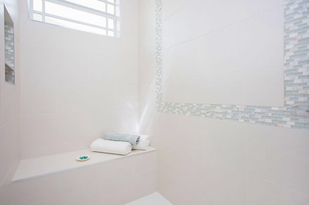 Идея дизайна: большая главная ванная комната в морском стиле с фасадами в стиле шейкер, белыми фасадами, душем в нише, белыми стенами и врезной раковиной