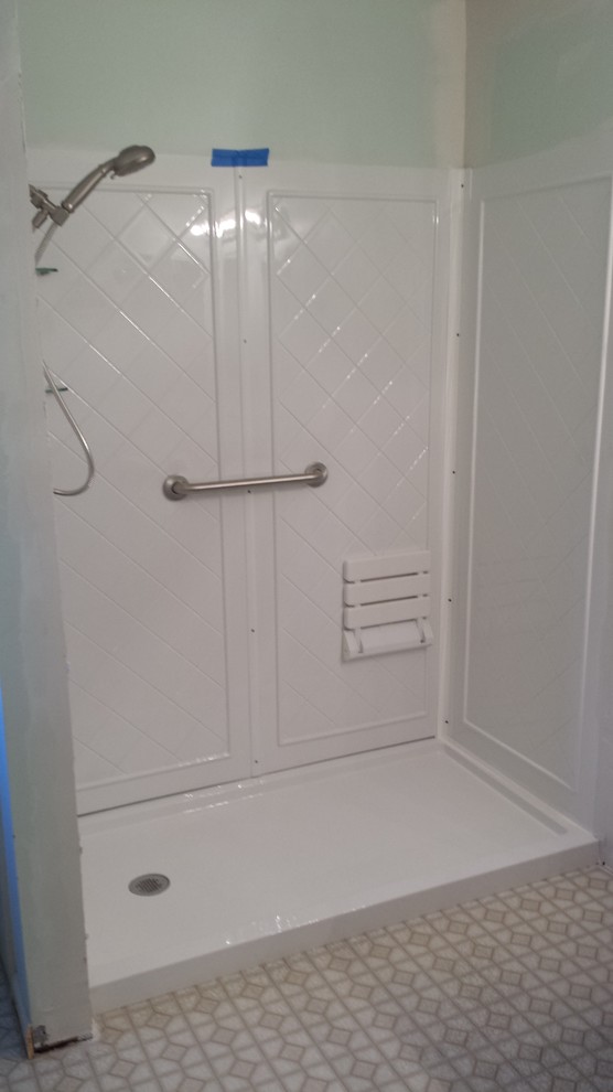 Foto di una stanza da bagno chic con doccia alcova
