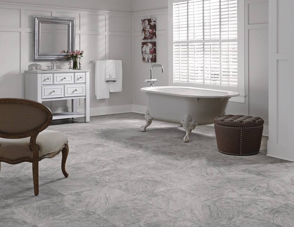 Inredning av ett klassiskt stort en-suite badrum, med möbel-liknande, vita skåp, ett badkar med tassar, vita väggar, vinylgolv, ett väggmonterat handfat, laminatbänkskiva och grått golv