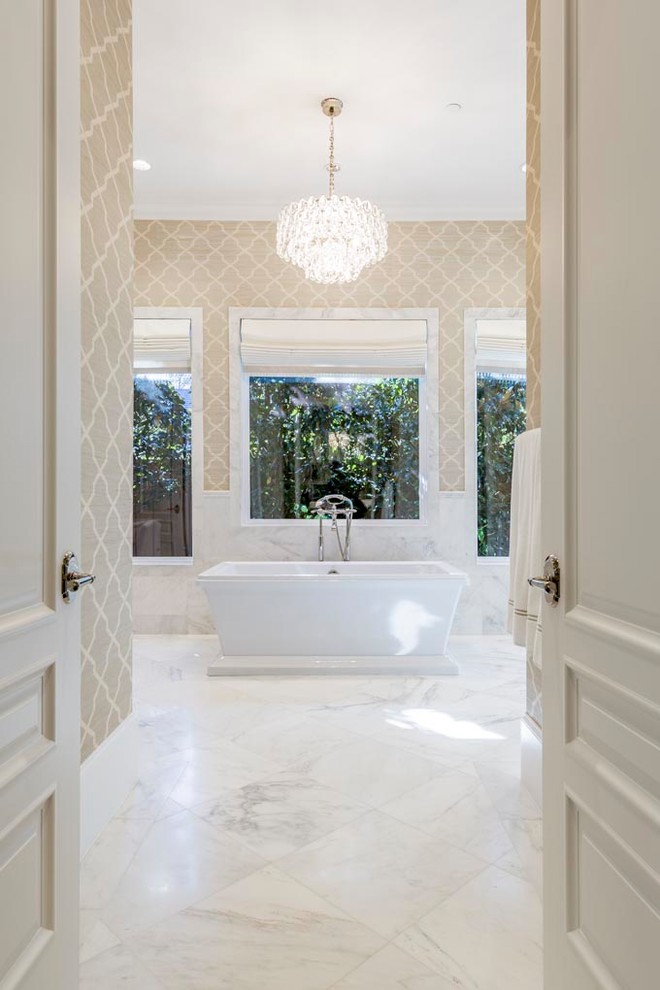 Inspiration för stora klassiska en-suite badrum, med ett fristående badkar, marmorkakel, marmorgolv och ett undermonterad handfat