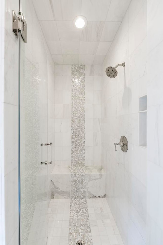 Idées déco pour une grande salle de bain principale classique avec un placard avec porte à panneau surélevé, des portes de placard grises, une baignoire indépendante, un espace douche bain, un carrelage blanc, du carrelage en marbre, un mur marron, un sol en marbre, un lavabo encastré, un plan de toilette en marbre et un sol blanc.