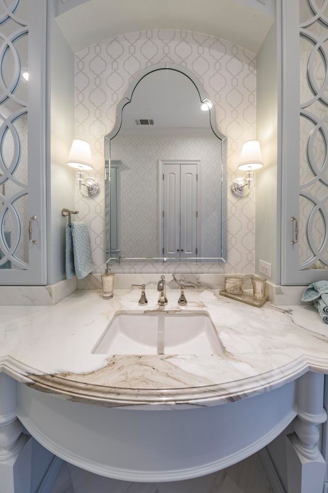 Пример оригинального дизайна: большая главная ванная комната в стиле неоклассика (современная классика) с фасадами с выступающей филенкой, серыми фасадами, отдельно стоящей ванной, душевой комнатой, белой плиткой, мраморной плиткой, коричневыми стенами, мраморным полом, врезной раковиной, мраморной столешницей и белым полом