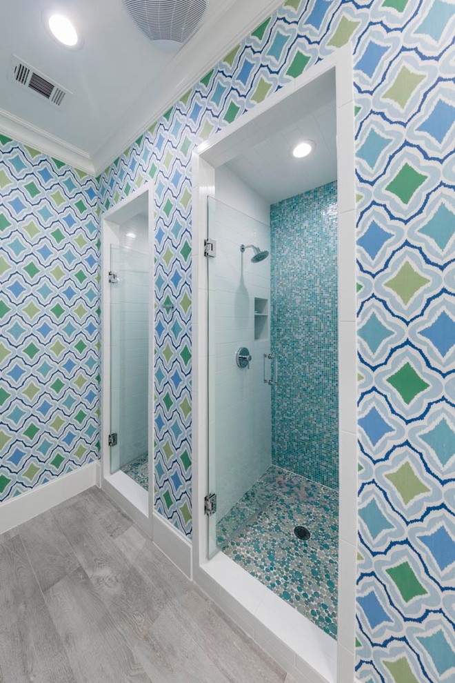 Cette photo montre une grande salle de bain chic avec un placard avec porte à panneau surélevé, des portes de placard blanches, un carrelage bleu, mosaïque, un mur bleu, un sol en marbre, une vasque, un plan de toilette en marbre, un sol blanc et une cabine de douche à porte battante.