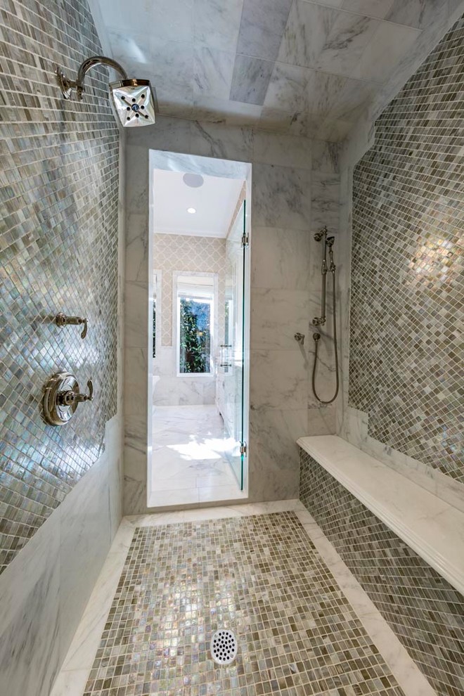 Klassisk inredning av ett stort en-suite badrum, med luckor med upphöjd panel, vita skåp, ett fristående badkar, våtrum, vit kakel, marmorkakel, bruna väggar, marmorgolv, ett undermonterad handfat, marmorbänkskiva och vitt golv