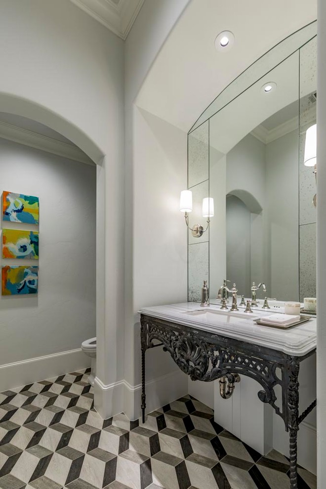Идея дизайна: большая ванная комната в стиле неоклассика (современная классика) с фасадами островного типа, врезной раковиной, мраморной столешницей, белыми стенами, полом из мозаичной плитки и белым полом