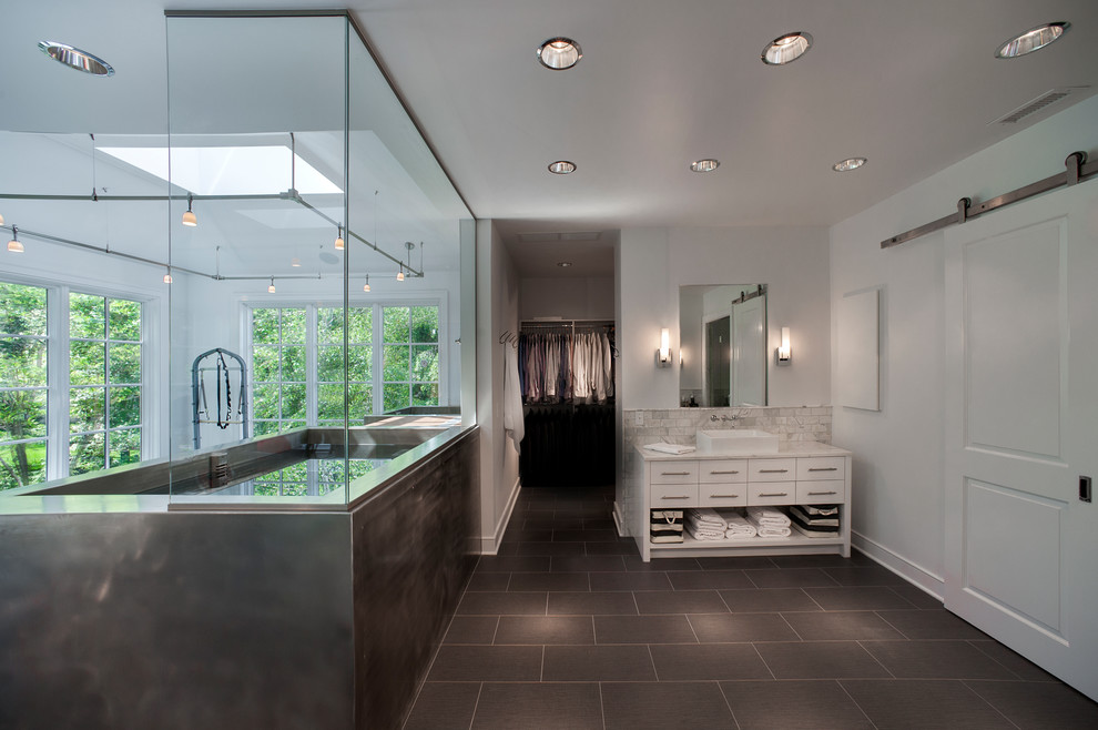 Ejemplo de cuarto de baño rectangular actual con bañera exenta y lavabo sobreencimera