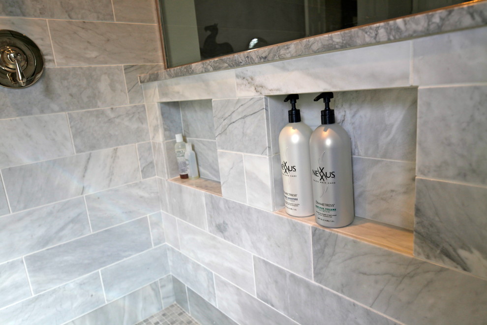 Idéer för ett stort klassiskt en-suite badrum, med ett undermonterad handfat, luckor med upphöjd panel, vita skåp, granitbänkskiva, ett fristående badkar, en dubbeldusch, grå kakel, stenkakel, grå väggar och marmorgolv