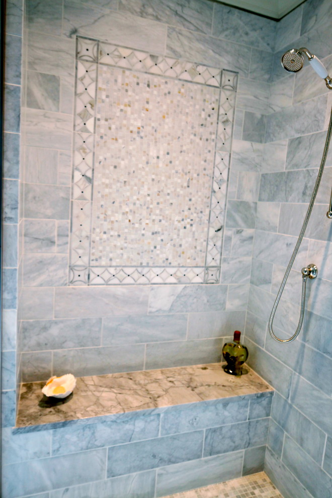 Foto på ett stort vintage en-suite badrum, med ett undermonterad handfat, luckor med upphöjd panel, vita skåp, granitbänkskiva, ett fristående badkar, en dubbeldusch, grå kakel, stenkakel, grå väggar och marmorgolv