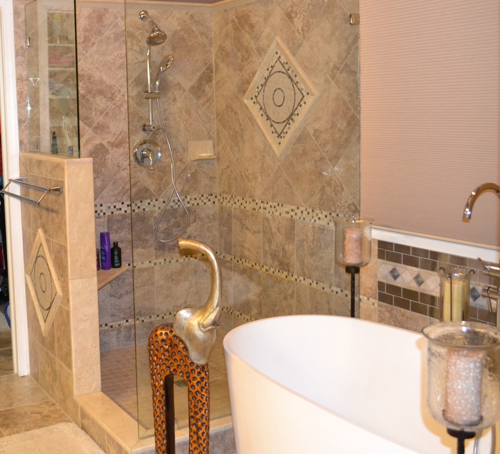 Ejemplo de cuarto de baño principal clásico de tamaño medio con bañera exenta, ducha esquinera, baldosas y/o azulejos beige, baldosas y/o azulejos de piedra, paredes beige y suelo de baldosas de cerámica