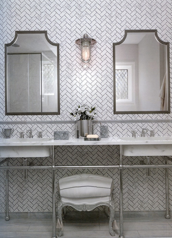 Inspiration pour une salle de bain principale design de taille moyenne avec un carrelage blanc, un carrelage de pierre, une douche d'angle, un mur blanc, sol en stratifié, un plan vasque, un plan de toilette en marbre, un sol gris et une cabine de douche à porte battante.