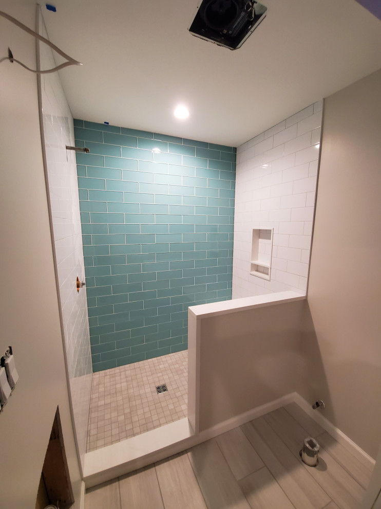 Идея дизайна: ванная комната среднего размера в современном стиле с бежевой плиткой, стеклянной плиткой, полом из керамогранита, душевой кабиной и душем с распашными дверями