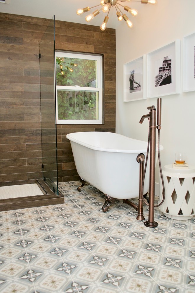 Exempel på ett litet vit vitt en-suite badrum, med blå skåp, ett badkar med tassar, brun kakel, bruna väggar, mellanmörkt trägolv, bänkskiva i kvartsit och dusch med gångjärnsdörr