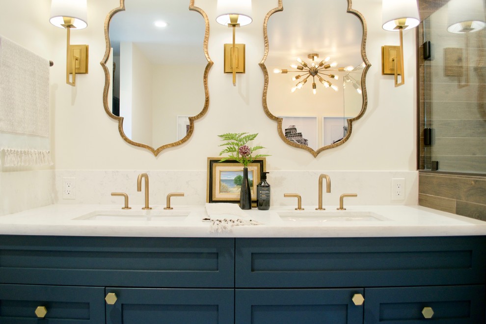 Kleines Badezimmer En Suite mit blauen Schränken, Löwenfuß-Badewanne, braunen Fliesen, brauner Wandfarbe, braunem Holzboden, Quarzit-Waschtisch, Falttür-Duschabtrennung und weißer Waschtischplatte in San Francisco