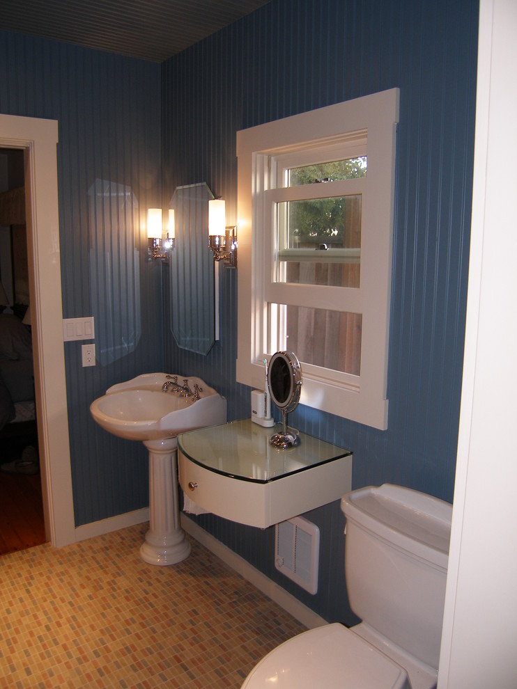 На фото: маленькая главная ванная комната в стиле кантри с плоскими фасадами, белыми фасадами, раздельным унитазом, разноцветной плиткой, керамической плиткой, синими стенами, полом из керамической плитки, раковиной с пьедесталом и стеклянной столешницей для на участке и в саду