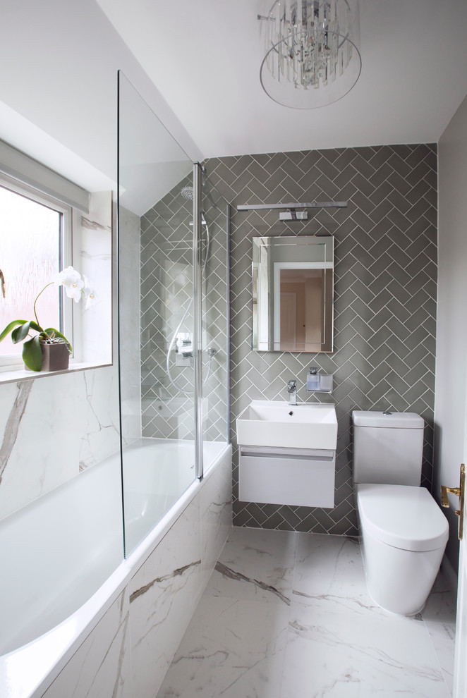 Idéer för att renovera ett litet funkis badrum, med ett platsbyggt badkar, grå väggar, klinkergolv i keramik och flerfärgat golv