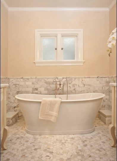 Idéer för ett modernt badrum, med ett undermonterad handfat, vita skåp, marmorbänkskiva, vit kakel, stenkakel och marmorgolv