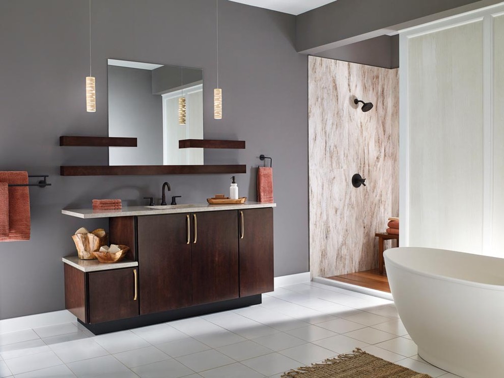 Exemple d'une grande salle de bain principale tendance en bois foncé avec un placard à porte plane, une baignoire indépendante, une douche d'angle, un carrelage blanc, un mur gris, un lavabo encastré, des carreaux de porcelaine, un sol en carrelage de porcelaine et un plan de toilette en surface solide.