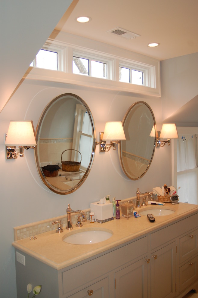 Inspiration för ett mellanstort vintage en-suite badrum, med skåp i shakerstil, grå skåp, beige kakel, stenkakel, blå väggar, ett undermonterad handfat och bänkskiva i kalksten