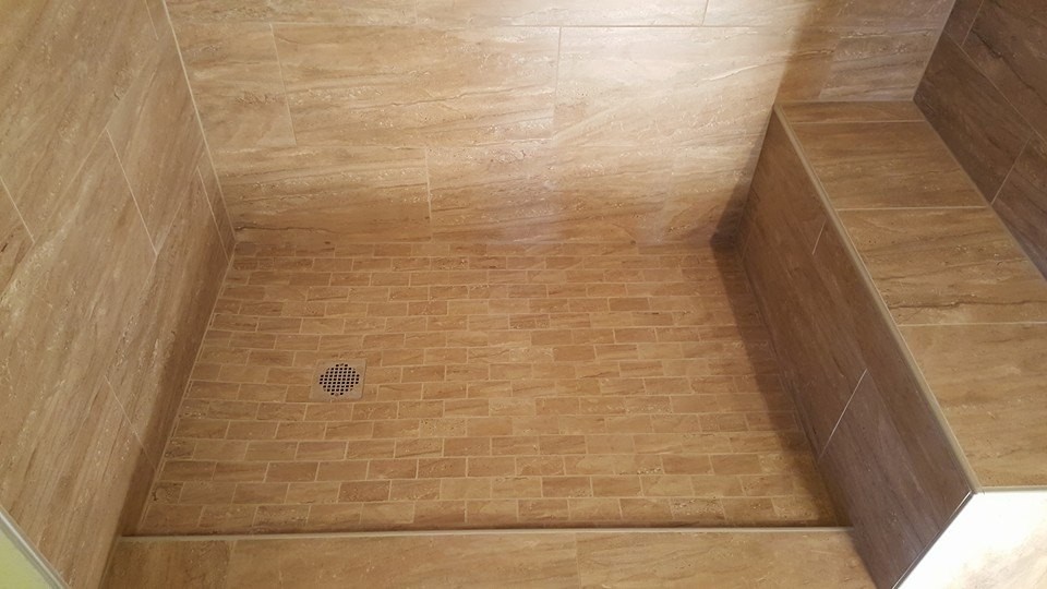 Foto di una stanza da bagno padronale chic di medie dimensioni con ante in stile shaker, ante in legno chiaro, doccia aperta, pareti gialle, pavimento in vinile, piastrelle beige, piastrelle di pietra calcarea e doccia con tenda