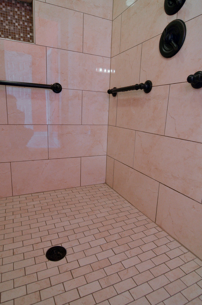 Idee per una stanza da bagno per bambini contemporanea di medie dimensioni con doccia alcova e piastrelle beige
