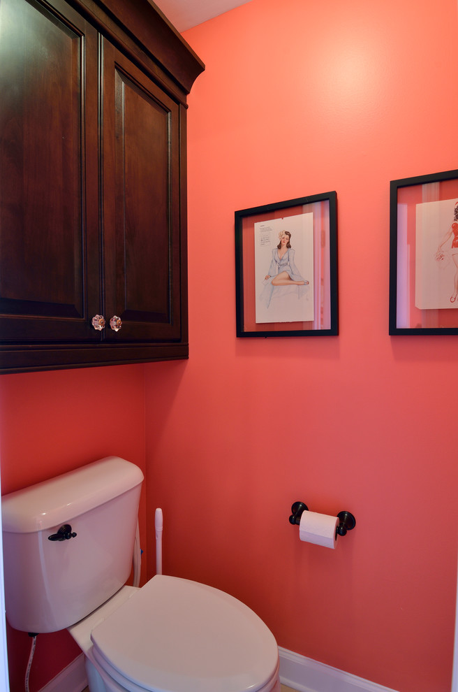 Mittelgroße Moderne Gästetoilette mit profilierten Schrankfronten, schwarzen Schränken, Toilette mit Aufsatzspülkasten, beigen Fliesen und rosa Wandfarbe in Atlanta