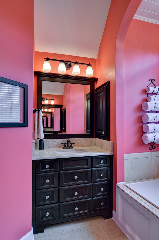 На фото: детская ванная комната среднего размера в современном стиле с фасадами островного типа, черными фасадами, накладной ванной, бежевой плиткой, розовыми стенами и врезной раковиной с