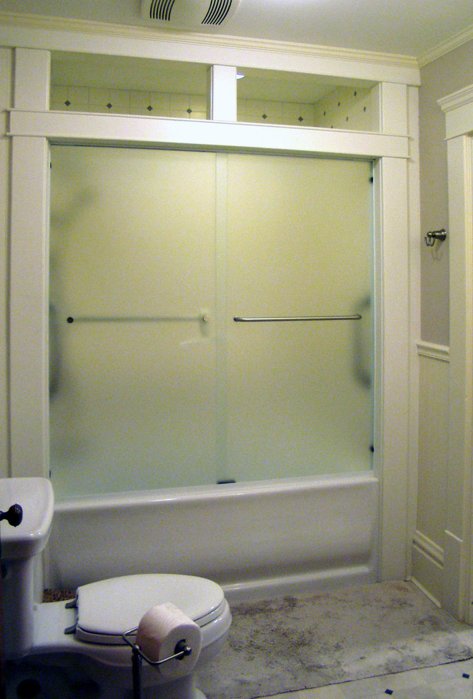 На фото: ванная комната среднего размера в классическом стиле с фасадами в стиле шейкер, темными деревянными фасадами, ванной в нише, раздельным унитазом, белой плиткой, керамической плиткой, серыми стенами, полом из керамической плитки, врезной раковиной, мраморной столешницей, белым полом, душем с раздвижными дверями и белой столешницей с