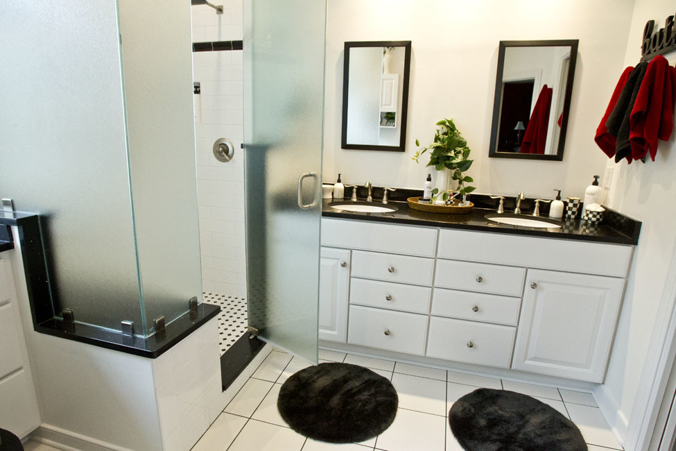 Exempel på ett mellanstort klassiskt svart svart badrum med dusch, med luckor med upphöjd panel, vita skåp, en dusch i en alkov, vit kakel, vita väggar, klinkergolv i keramik, ett undermonterad handfat, bänkskiva i kvarts, vitt golv och dusch med gångjärnsdörr
