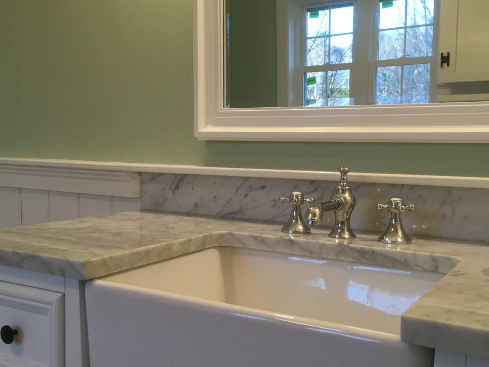 Inspiration för ett stort lantligt flerfärgad flerfärgat badrum, med luckor med profilerade fronter, vita skåp, ett badkar i en alkov, en dusch/badkar-kombination, en toalettstol med separat cisternkåpa, gröna väggar, ett undermonterad handfat, marmorbänkskiva och flerfärgat golv