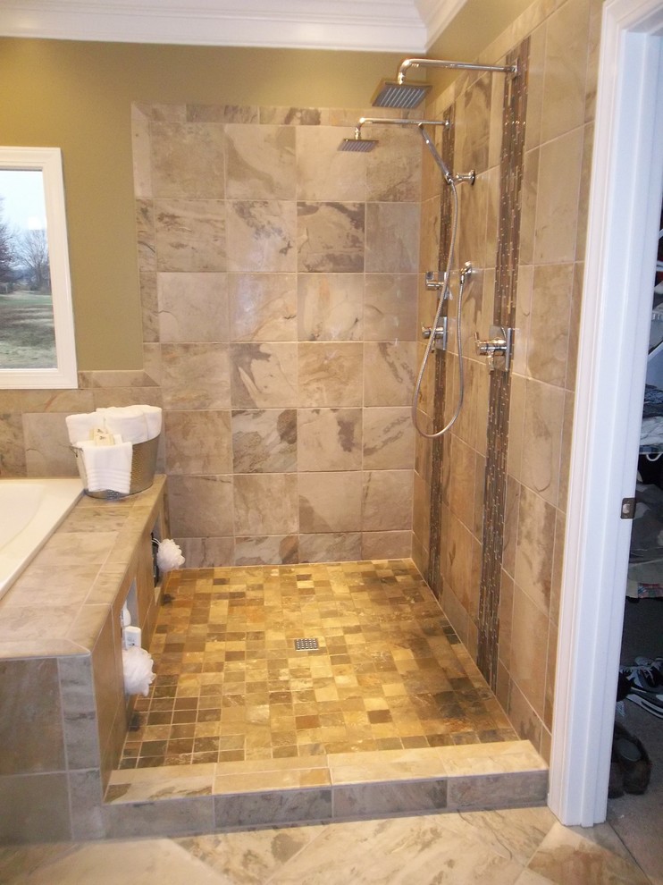 Inspiration för stora moderna en-suite badrum, med ett platsbyggt badkar, beige kakel, porslinskakel, en dusch i en alkov, beige väggar, klinkergolv i porslin, beiget golv och med dusch som är öppen