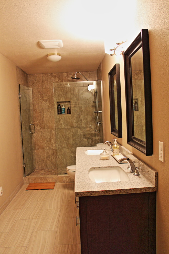 Свежая идея для дизайна: ванная комната в стиле модернизм с темными деревянными фасадами, оранжевыми стенами, врезной раковиной, коричневым полом и разноцветной столешницей - отличное фото интерьера
