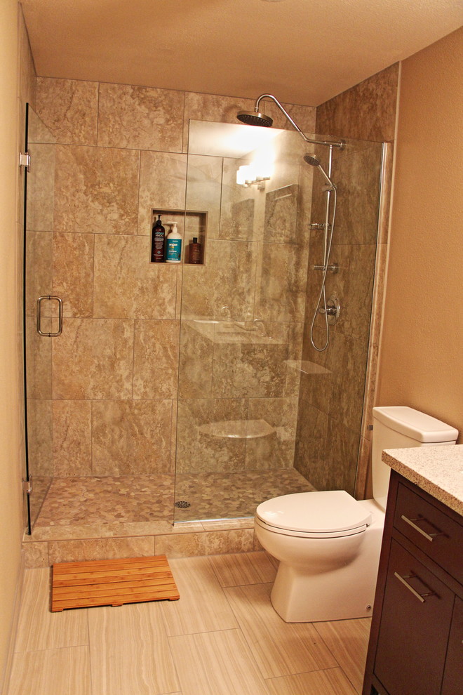 タンパにあるモダンスタイルのおしゃれな浴室 (フラットパネル扉のキャビネット、濃色木目調キャビネット、一体型トイレ	、ベージュの床、開き戸のシャワー、マルチカラーの洗面カウンター) の写真
