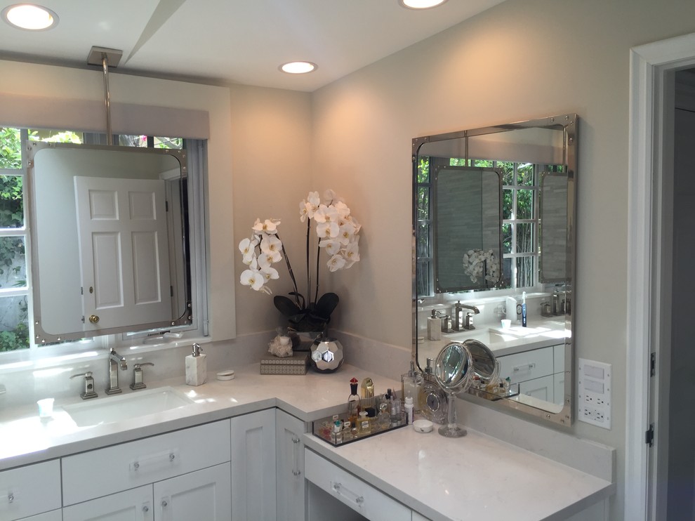 Exempel på ett stort klassiskt en-suite badrum, med luckor med infälld panel, vita skåp, ett badkar i en alkov, en hörndusch, en toalettstol med separat cisternkåpa, grå kakel, stenkakel, grå väggar, ett undermonterad handfat, bänkskiva i kvarts, dusch med gångjärnsdörr och vitt golv