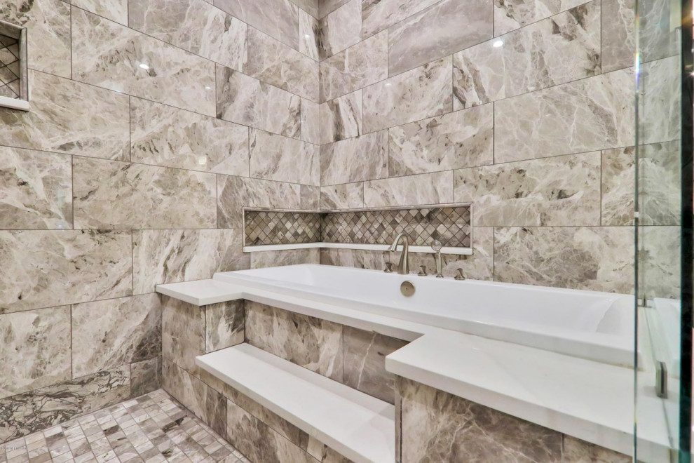 Стильный дизайн: главная ванная комната среднего размера в стиле модернизм с фасадами с выступающей филенкой, светлыми деревянными фасадами, накладной ванной, душем над ванной, раздельным унитазом, разноцветной плиткой, мраморной плиткой, бежевыми стенами, мраморным полом, врезной раковиной, столешницей из кварцита, бежевым полом, душем с распашными дверями и белой столешницей - последний тренд