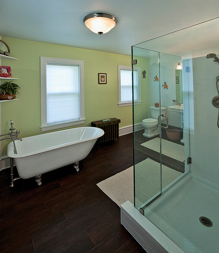 Стильный дизайн: главная ванная комната среднего размера в классическом стиле с раковиной с пьедесталом, ванной на ножках, угловым душем, унитазом-моноблоком, зелеными стенами и полом из винила - последний тренд