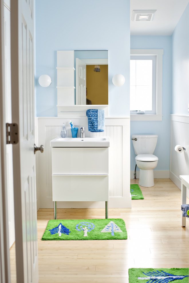 Réalisation d'une salle de bain tradition pour enfant avec un mur bleu.