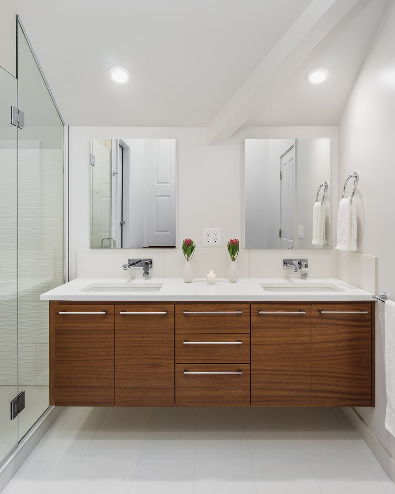 Imagen de cuarto de baño actual con armarios con paneles lisos y puertas de armario de madera en tonos medios