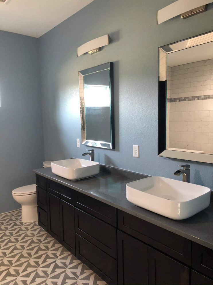 Diseño de cuarto de baño doble y de pie moderno con puertas de armario de madera en tonos medios, lavabo sobreencimera, encimera de cuarzo compacto y encimeras grises