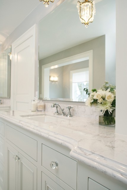 Bild på ett stort vintage en-suite badrum, med luckor med profilerade fronter, vita skåp, ett fristående badkar, en hörndusch, en toalettstol med separat cisternkåpa, vit kakel, stenhäll, grå väggar, skiffergolv, ett undermonterad handfat och marmorbänkskiva