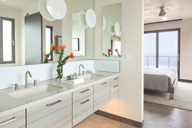 Свежая идея для дизайна: главная ванная комната среднего размера в стиле неоклассика (современная классика) с плоскими фасадами, бежевыми фасадами, бежевыми стенами, бетонным полом, врезной раковиной и столешницей из кварцита - отличное фото интерьера