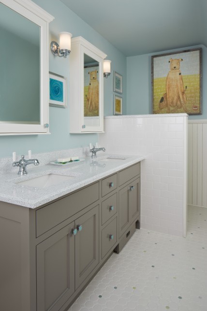 Réalisation d'une salle de bain principale tradition de taille moyenne avec un placard avec porte à panneau encastré, des portes de placard marrons, un carrelage blanc, un carrelage métro, un mur bleu, un sol en carrelage de terre cuite, un lavabo encastré et un plan de toilette en granite.