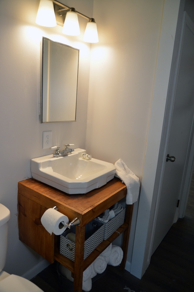 Inspiration för ett litet lantligt en-suite badrum, med ett platsbyggt badkar, vit kakel, tunnelbanekakel, vita väggar, vinylgolv och brunt golv