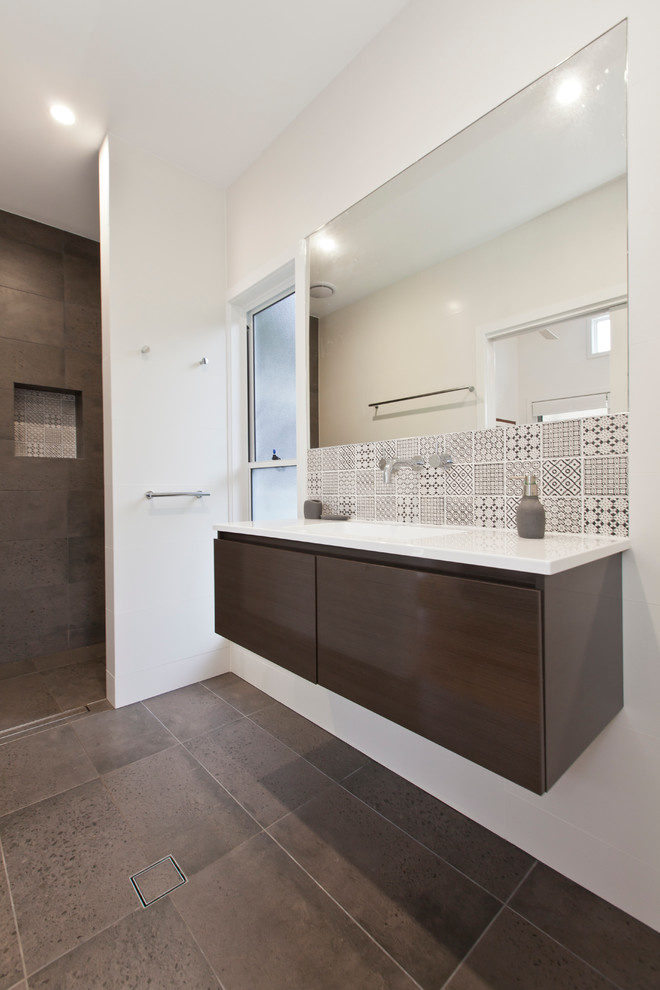 Свежая идея для дизайна: ванная комната в морском стиле с открытым душем - отличное фото интерьера