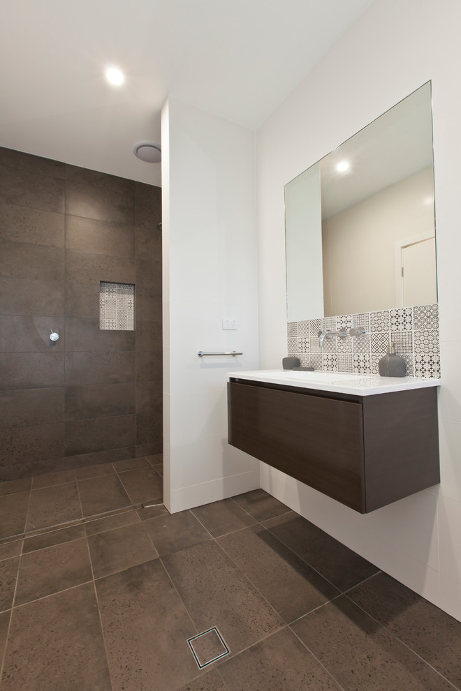 Стильный дизайн: ванная комната в морском стиле с открытым душем - последний тренд