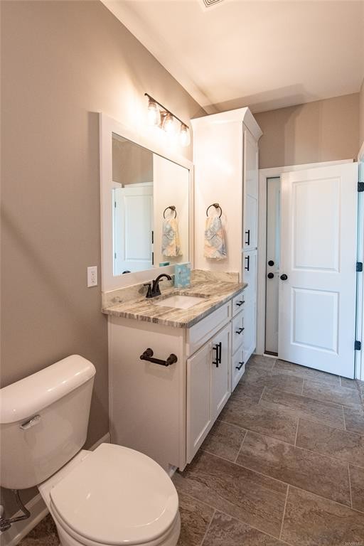 Exempel på ett mellanstort amerikanskt vit vitt badrum, med skåp i shakerstil, vita skåp, en dusch/badkar-kombination, en toalettstol med hel cisternkåpa, beige kakel, keramikplattor, beige väggar, klinkergolv i keramik, ett undermonterad handfat, granitbänkskiva, brunt golv och dusch med duschdraperi
