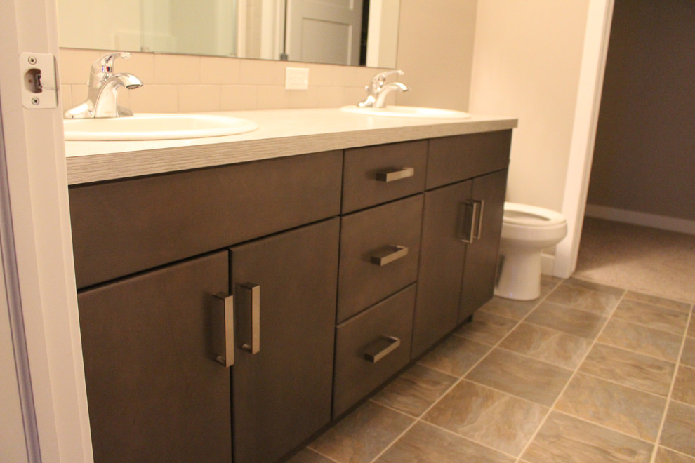 Ejemplo de cuarto de baño contemporáneo con lavabo encastrado, armarios con paneles lisos, puertas de armario marrones, encimera de laminado, baldosas y/o azulejos blancos y baldosas y/o azulejos de cemento
