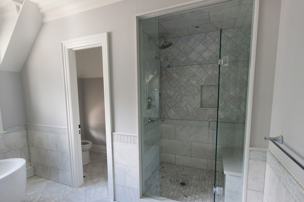 Modelo de cuarto de baño principal tradicional renovado de tamaño medio con bañera exenta, ducha empotrada, sanitario de una pieza, paredes grises y suelo de mármol