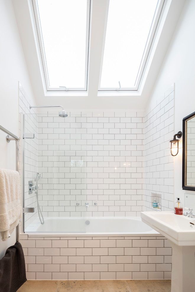 Foto de cuarto de baño tradicional con bañera empotrada, combinación de ducha y bañera, baldosas y/o azulejos blancos, baldosas y/o azulejos de cemento, paredes blancas y lavabo con pedestal